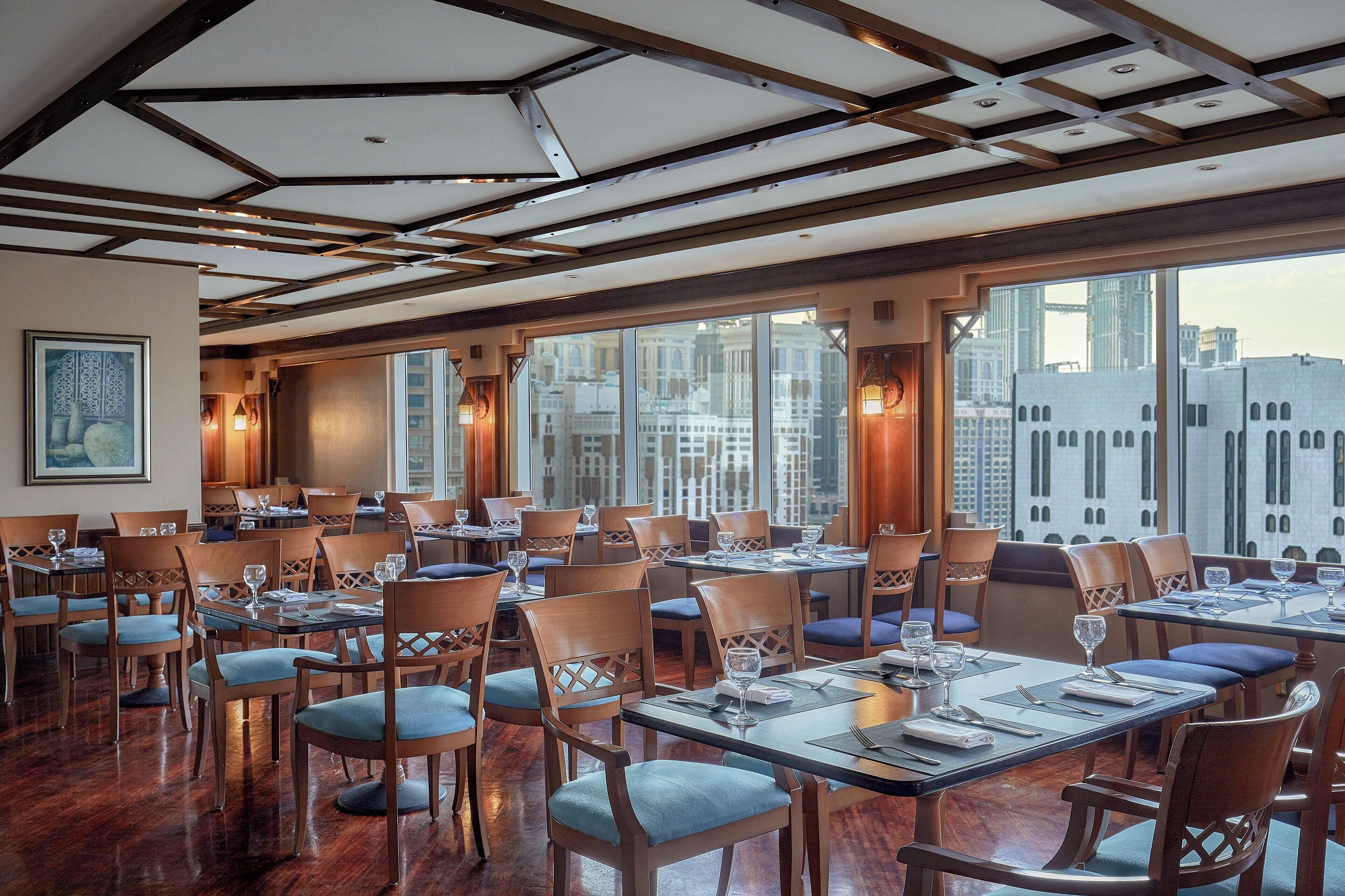 2 restaurantes; se sirven desayunos 