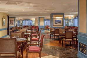 2 restaurants, breakfast served - Le Meridien Makkah (Makkah)