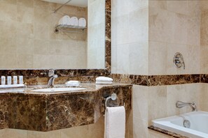 Combined shower/bathtub, free toiletries, hair dryer, slippers