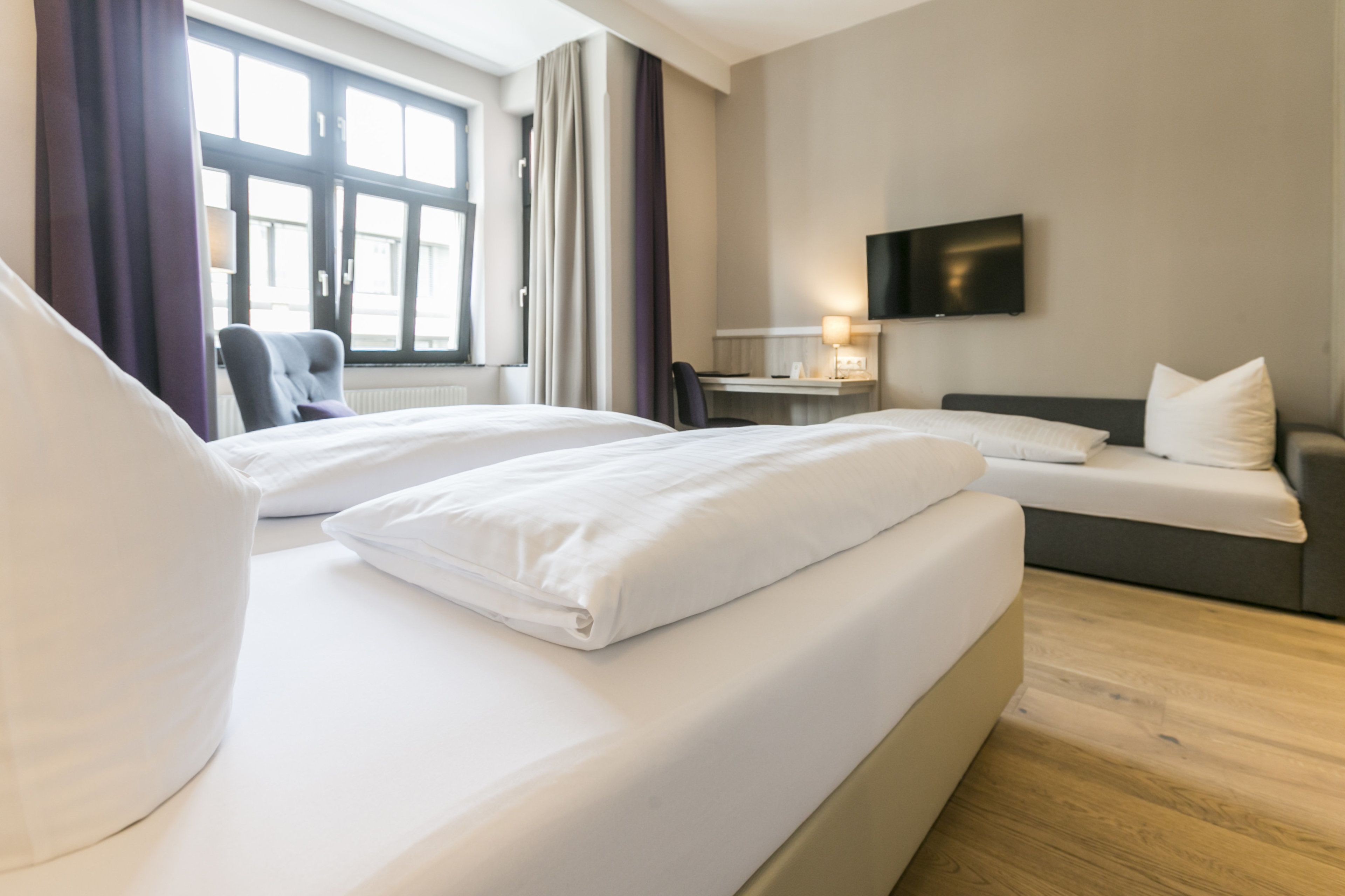 comfort triple room | 1 bedroom, hypo-allergenic bedding, in-room safe, desk