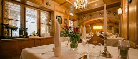 Lunch and dinner served, local and international cuisine