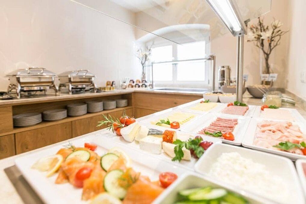 Un bufé con diversos alimentos y una ventana al fondo.