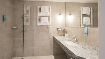 Comfort-Dreibettzimmer | Badezimmer | Kostenlose Toilettenartikel, Haartrockner, Handtücher, Seife