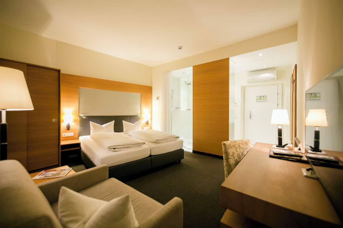 ห้องบิสซิเนส, เตียงใหญ่ 1 เตียง (2 Mattresses, Glass Wall Bathroom) | ตู้นิรภัยใน  ห้องพัก, โต๊ะทำงาน, ห้องเก็บเสียง, เตารีด/โต๊ะรีดผ้า