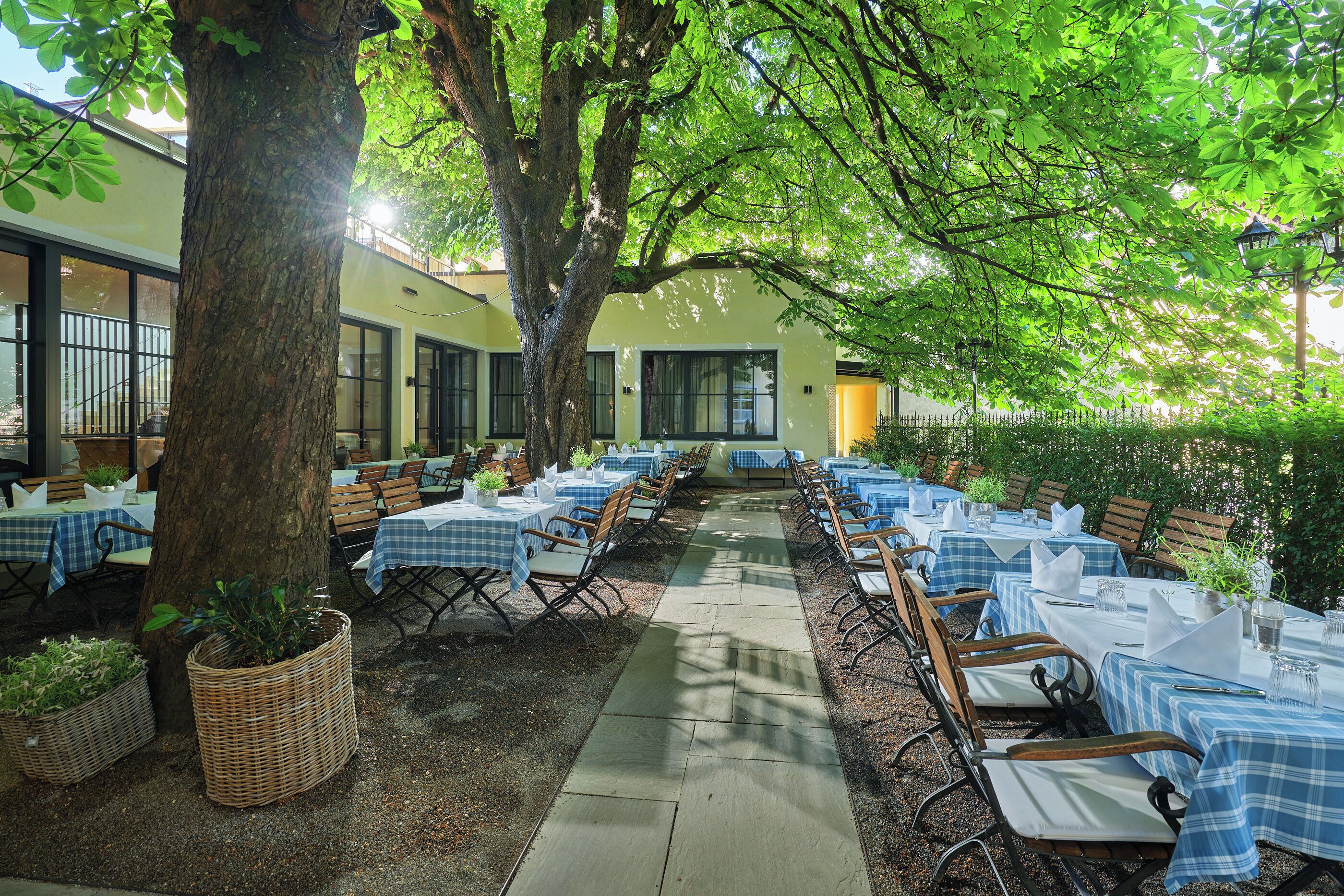 Lunsj og middag serveres, lokale og internasjonale retter