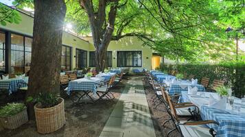 Phục vụ bữa trưa và bữa tối, món địa phương và quốc tế