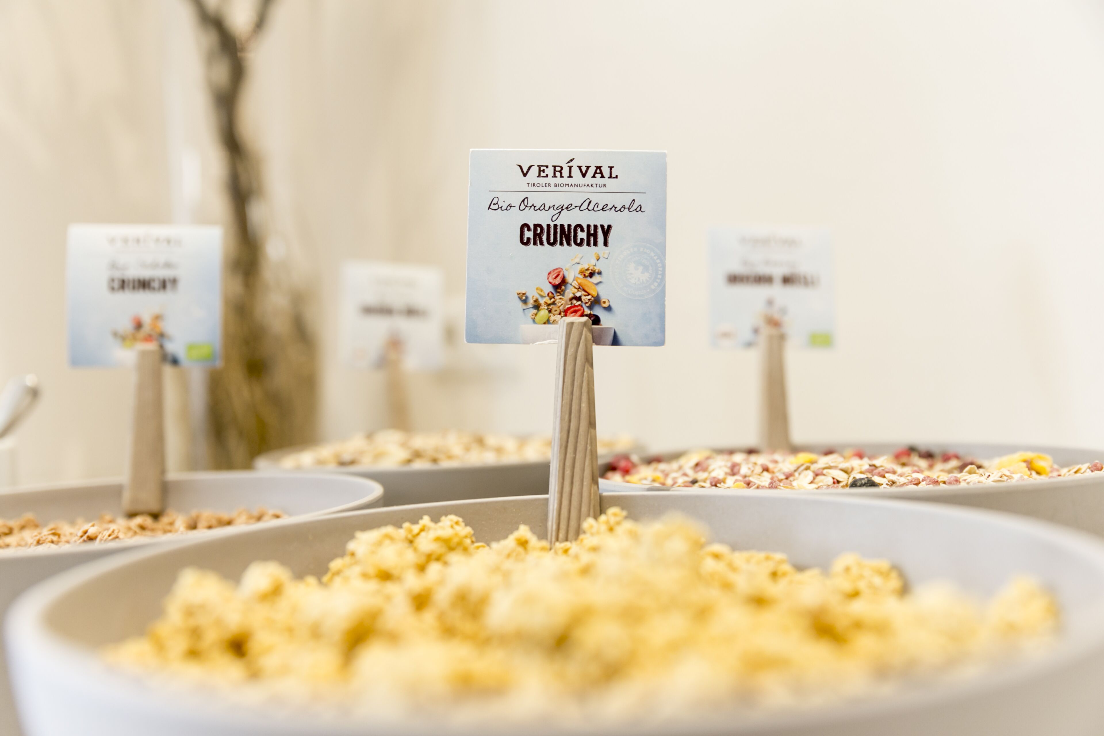 Bowls of cereal with labels indicating 'Bio Orange-Acerola Crunchy' and 'Bio Orange-Acerola'.