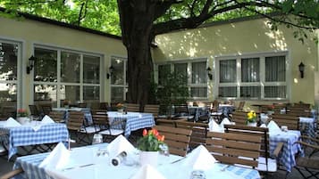 Se sirven almuerzos y cenas, cocina local e internacional
