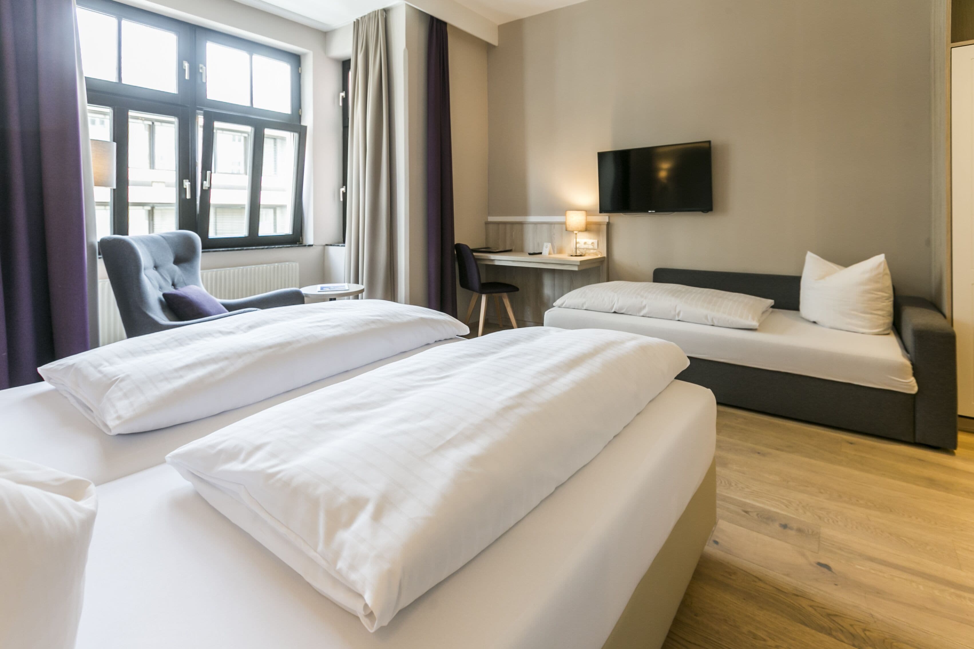 comfort triple room | 1 bedroom, hypo-allergenic bedding, in-room safe, desk