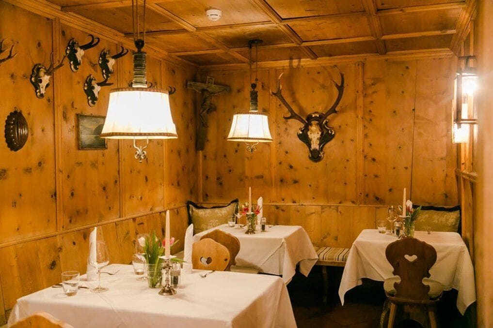 Mittagessen und Abendessen, lokale und internationale Küche