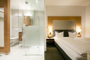 Habitación económica, 1 cama doble ((Business) Glass Wall Bathroom) | Caja fuerte, escritorio, sistema de insonorización