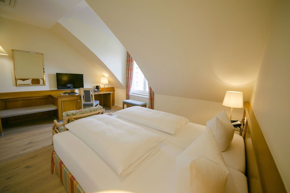 In-room safe, desk, soundproofing, iron/ironing board (on request)