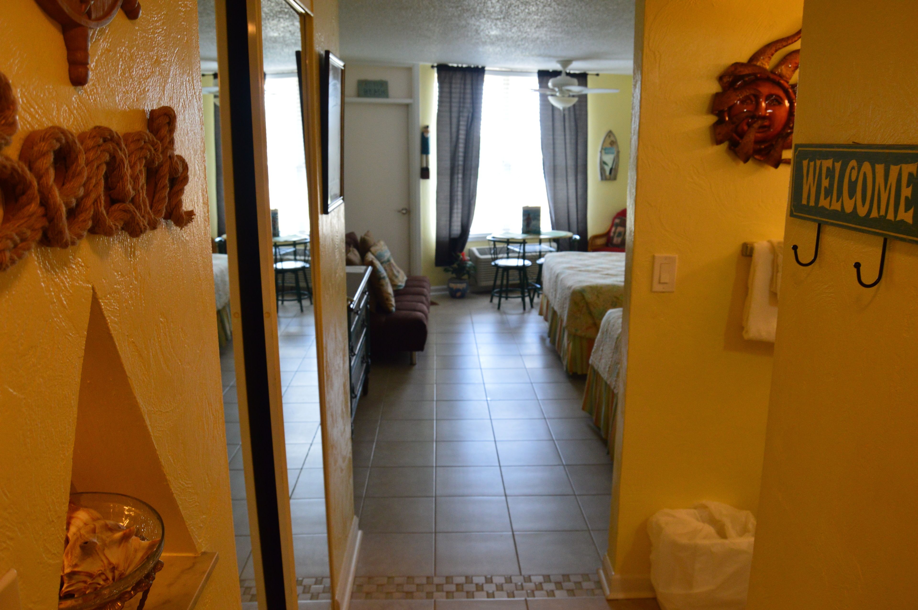 Ein Hotelzimmer mit Bett, Sofa, Esstisch und einer Küchenzeile.