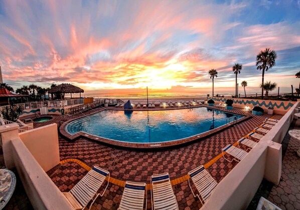 Außenpool, geöffnet von 09:00 Uhr bis 23:00 Uhr, Liegestühle