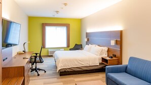 A hotel room with a bed, a desk, a chair, a TV, and a window. - Holiday Inn Express Hereford by IHG (Hereford)