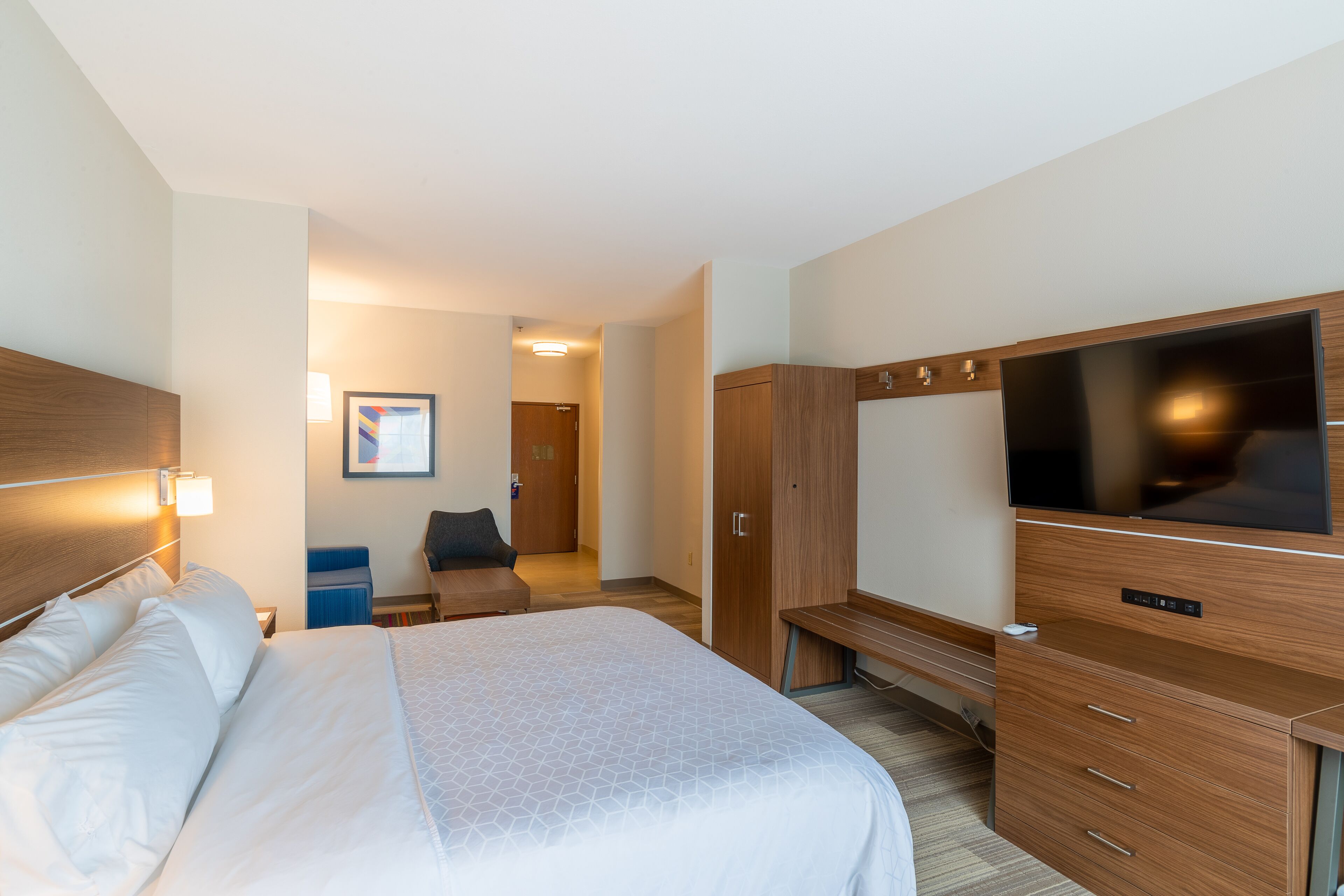 suite, 1 king bed, accessible (communication, transfer shower) | 1 bedroom, in-room safe, desk, iron/ironing board