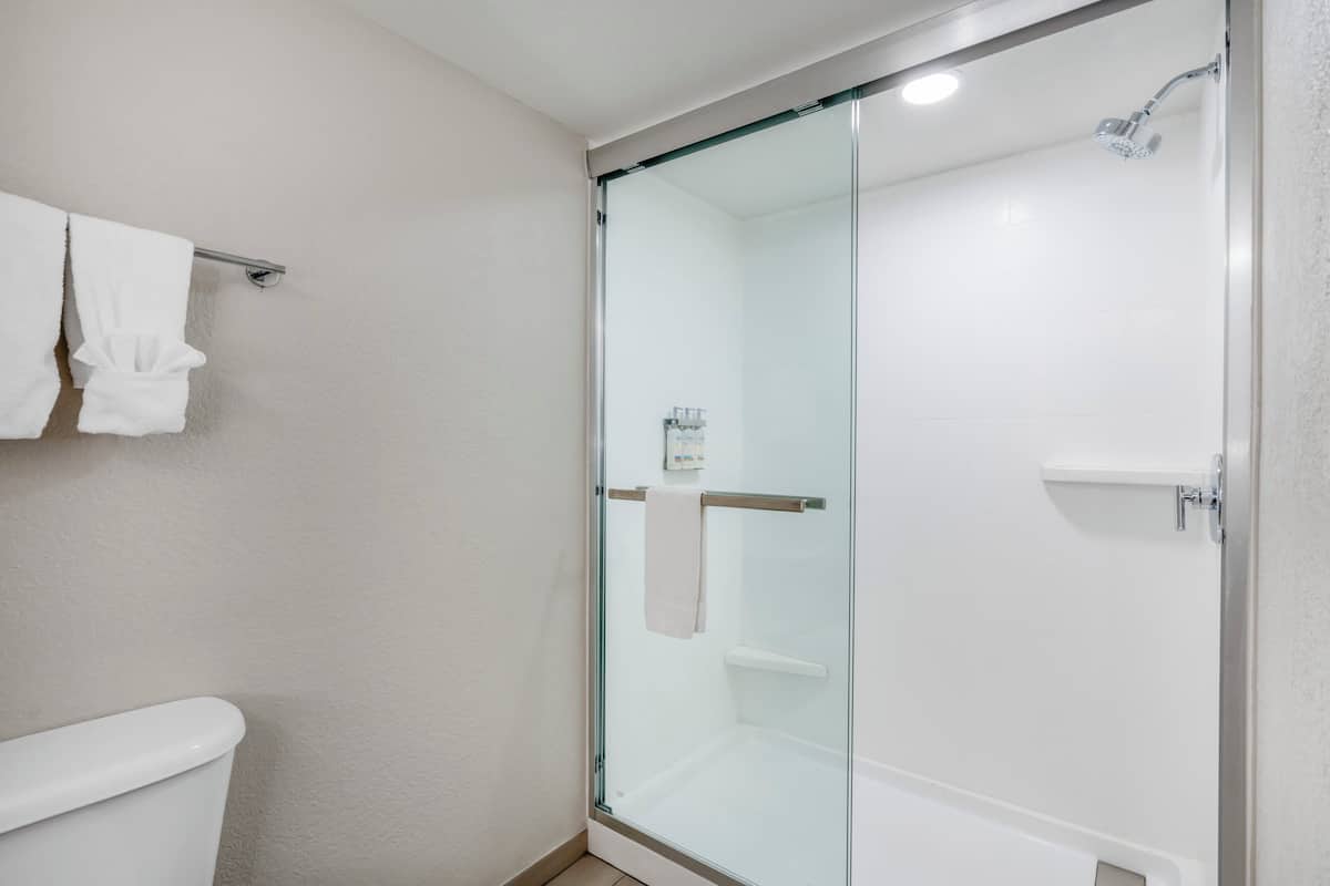 Ropa de cama de alta calidad y caja de seguridad en la habitación 
