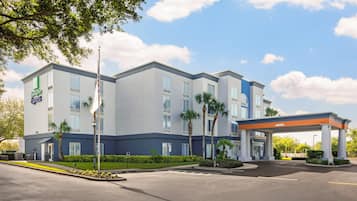 A Holiday Inn Express hotel with a covered entrance and a parking lot.