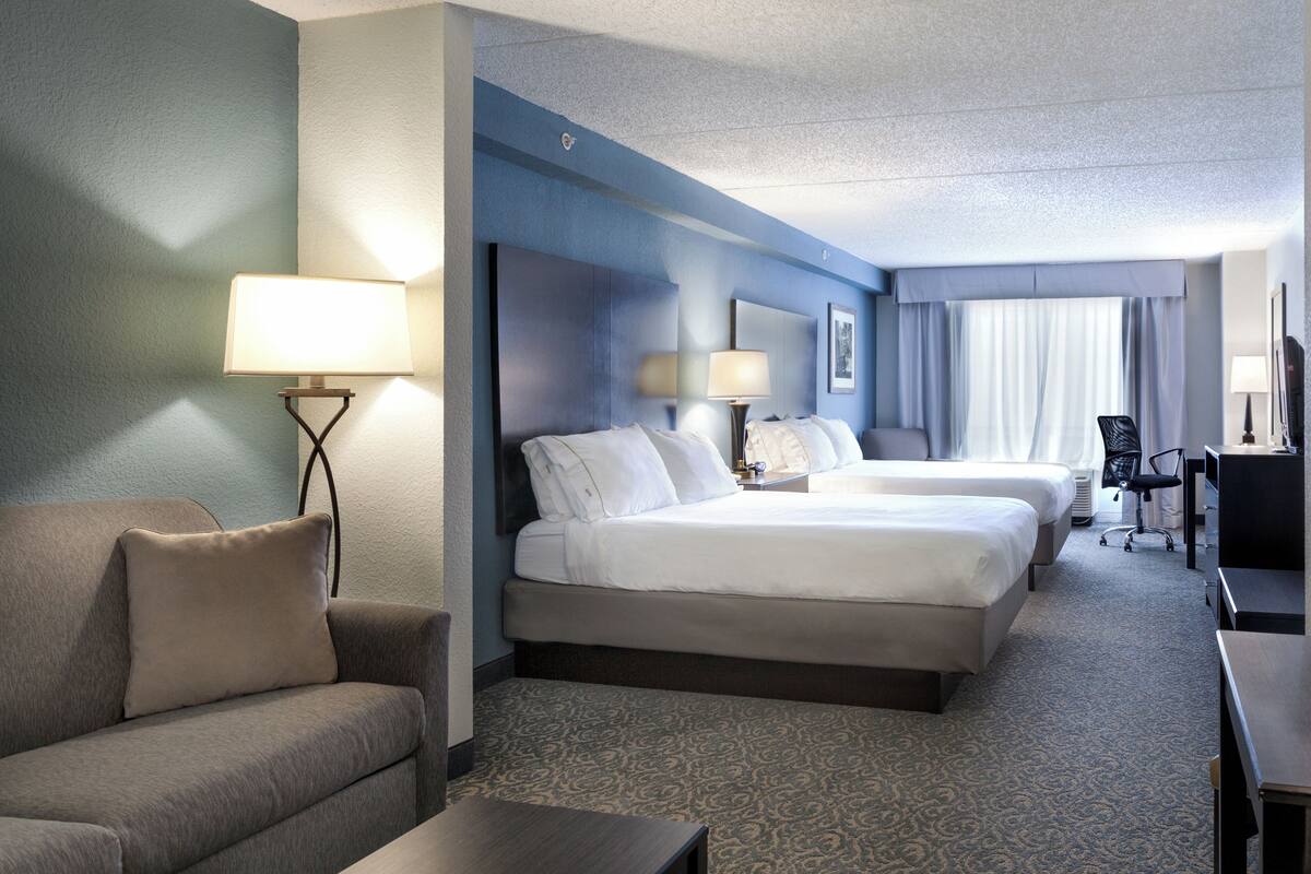 Premium bedding, in-room safe, desk, iron/ironing board