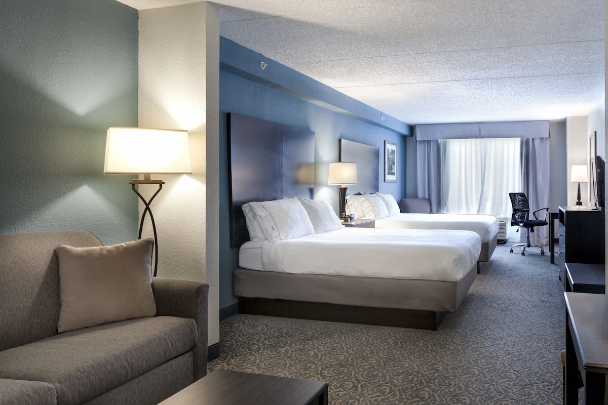 Premium bedding, in-room safe, desk, iron/ironing board