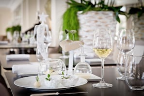 Déjeuner servi sur place, spécialités Cuisine française, vue sur la mer