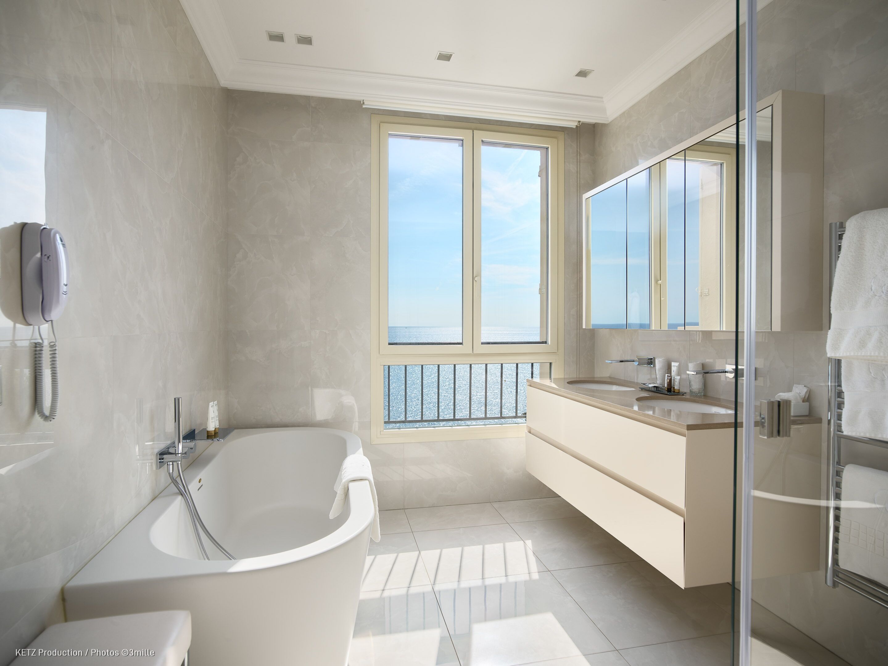 junior suite "les jardins" | bathroom | slippers, towels