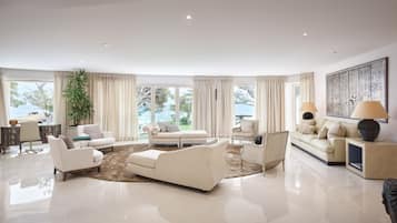 Presidential-Suite, 3 Schlafzimmer | Wohnbereich | 42-Zoll-Flachbildfernseher mit Satellitenempfang, Fernseher