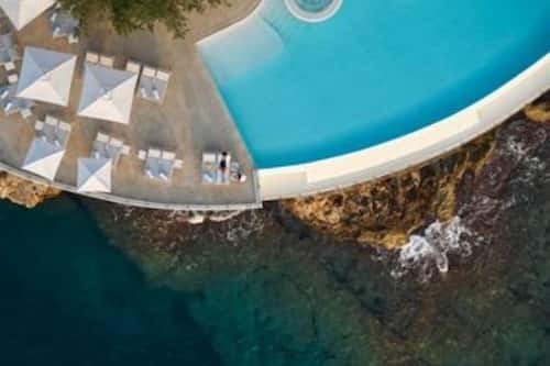 Piscina interna, piscina externa, guarda-sóis