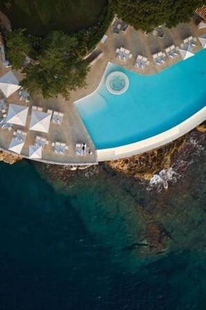 Indoor pool, outdoor pool, pool umbrellas - Hôtel Cap-Estel (Èze)
