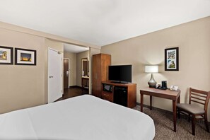 Desk, blackout curtains, iron/ironing board, free cots/infant beds - Comfort Inn Tucson Central (Tucson)