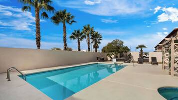 Una piscina al aire libre de temporada