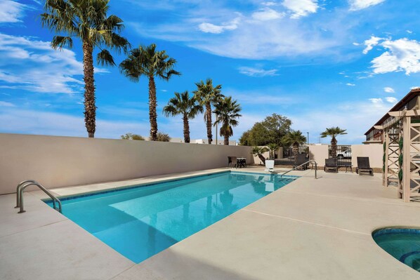 Seasonal outdoor pool - Comfort Inn Tucson Central (Tucson)