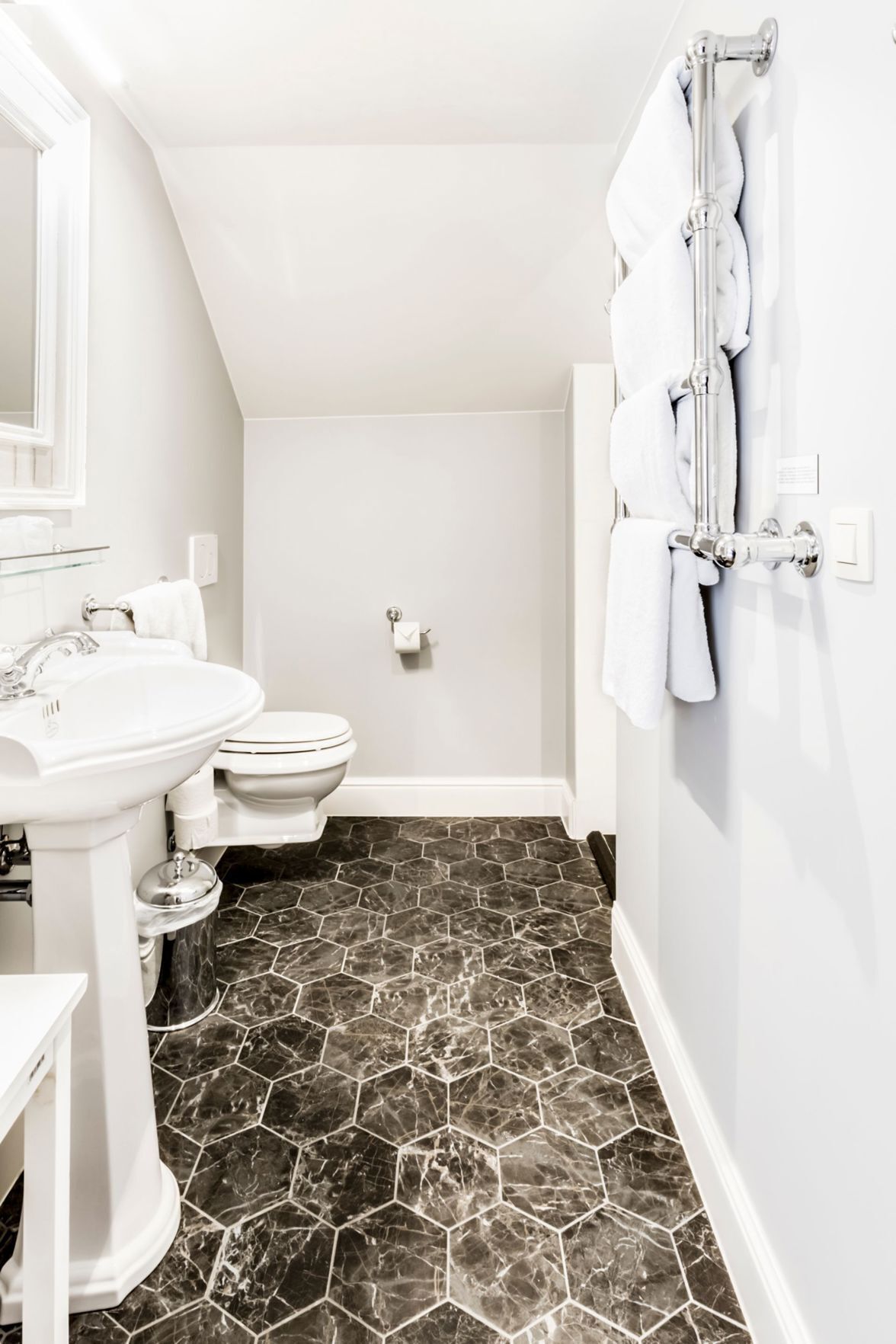Baño | Amenidades de baño gratuitas, secadora de cabello, batas, toallas 