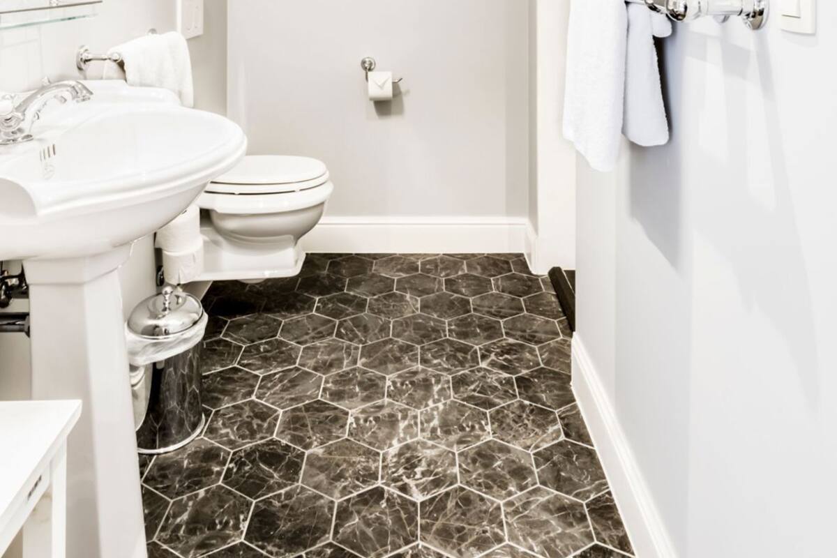 Baño | Amenidades de baño gratuitas, secadora de cabello, batas, toallas