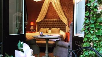 Junior Suite | Premium bedding, minibar, in-room safe, individually decorated