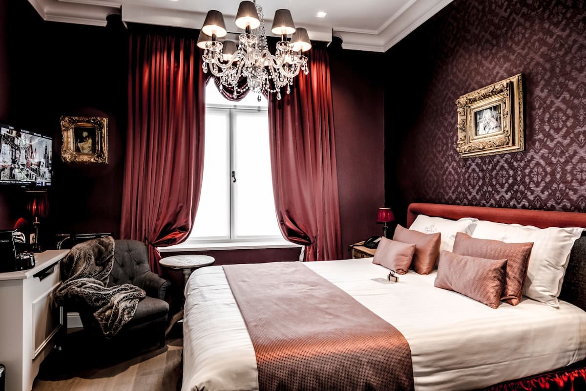 Classic Room | 1 bedroom, premium bedding, minibar, in-room safe