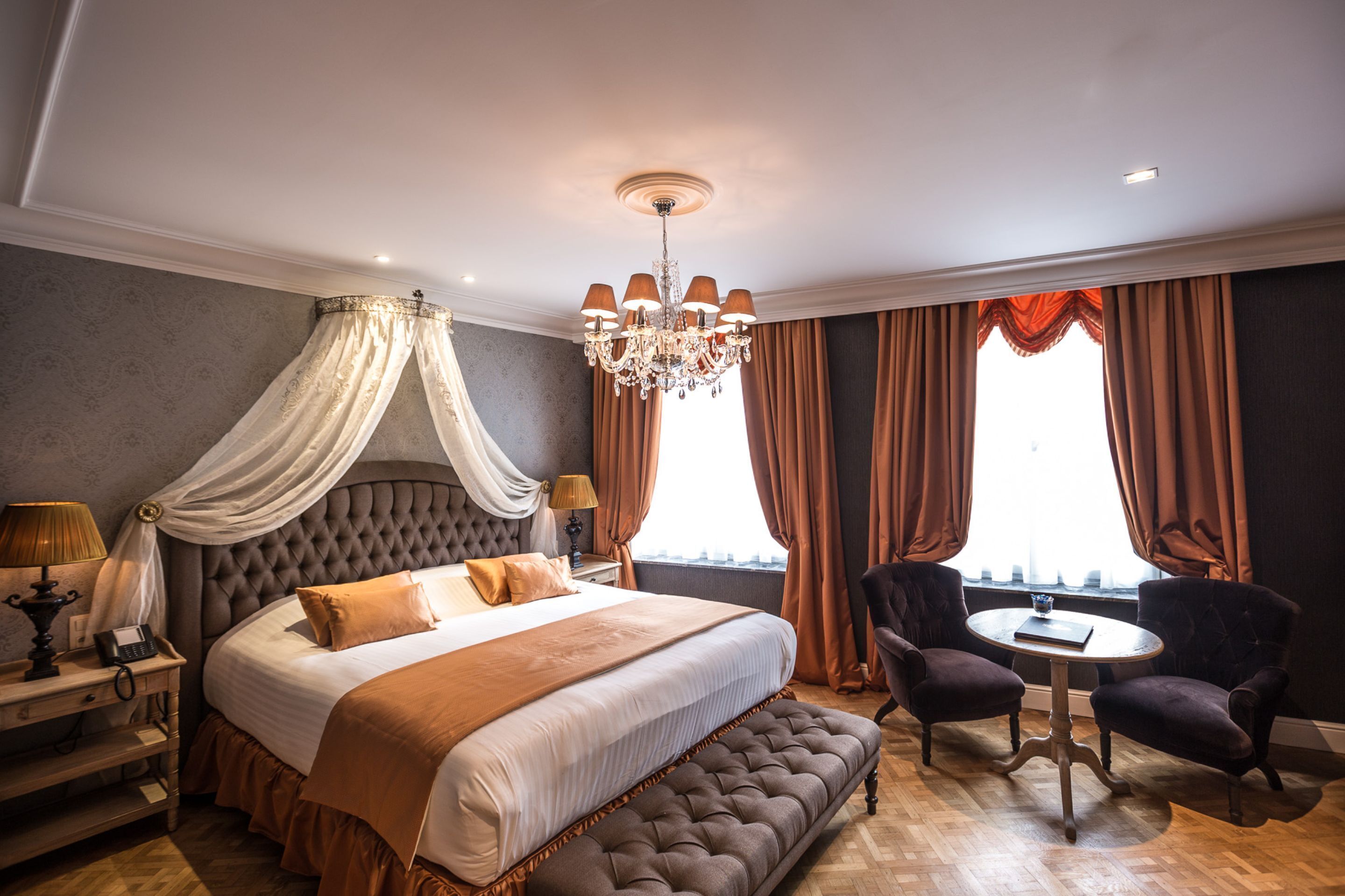 Literie de qualité, minibar, coffre-fort, décor unique