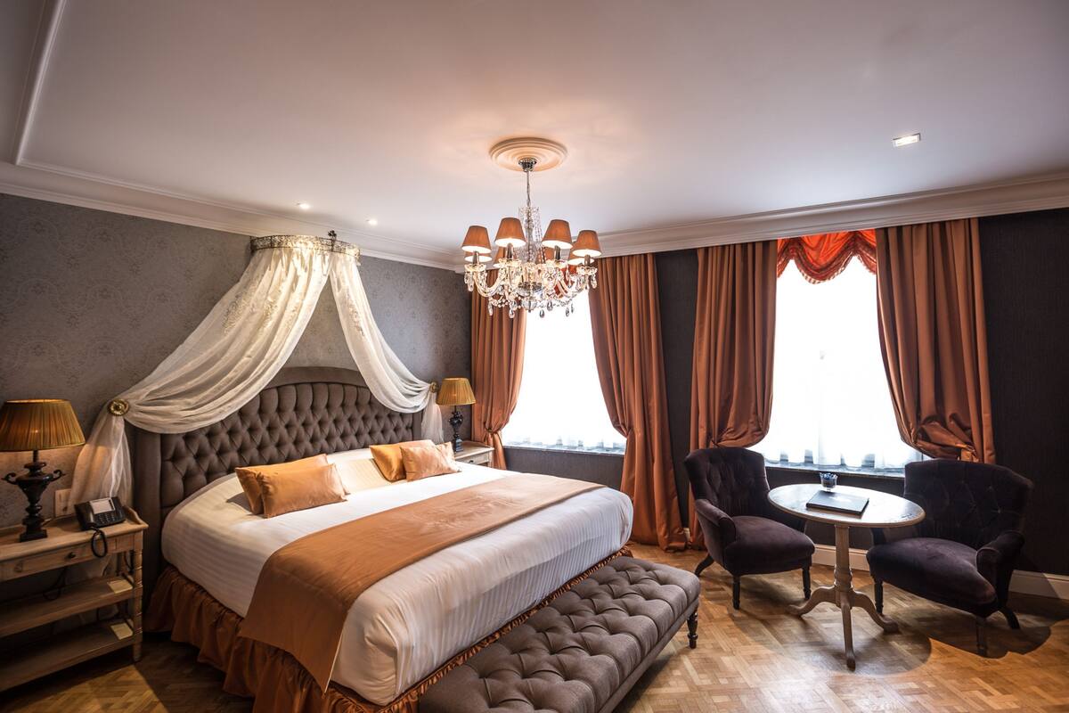 Literie de qualité, minibar, coffre-fort, décor unique