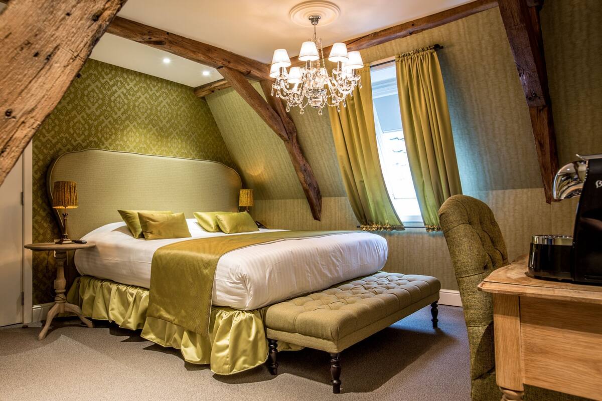 Literie de qualité, minibar, coffre-fort, décor unique