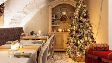 Café da manhã com buffet todos os dias (EUR 28 por pessoa)