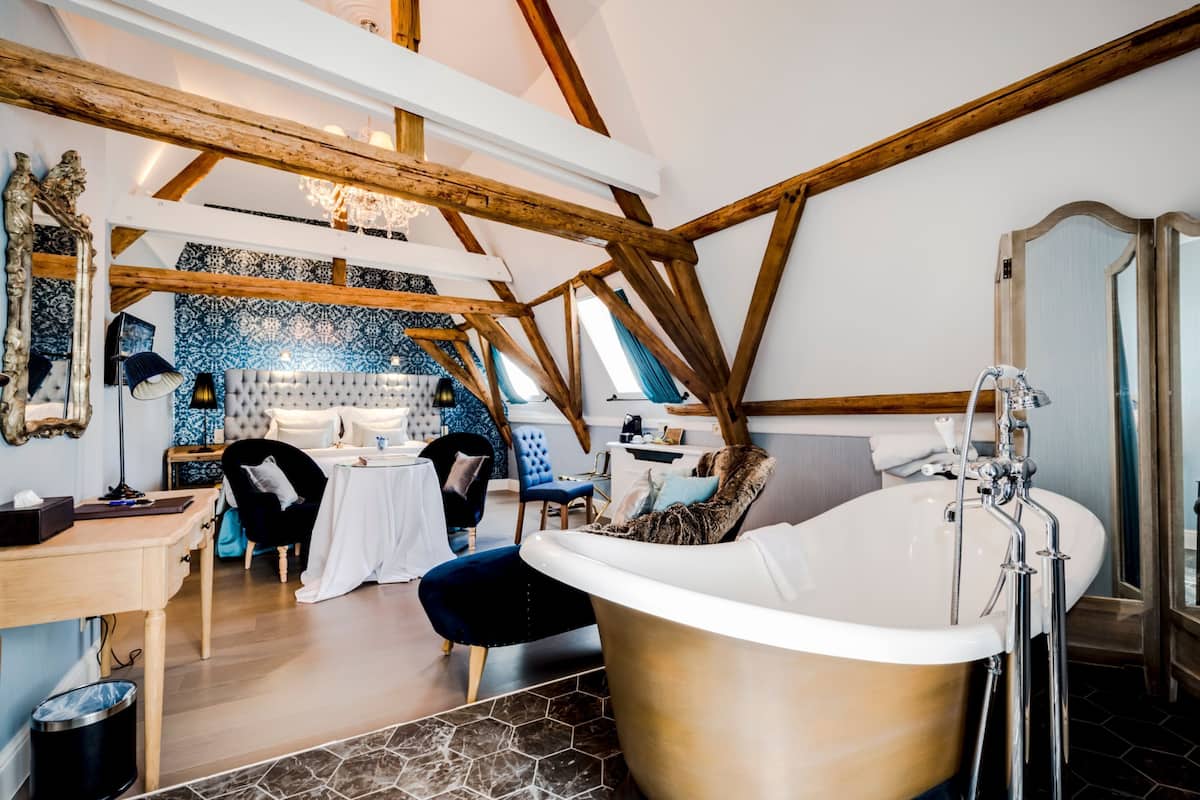 Executive Junior Suite | 1 bedroom, premium bedding, minibar, in-room safe
