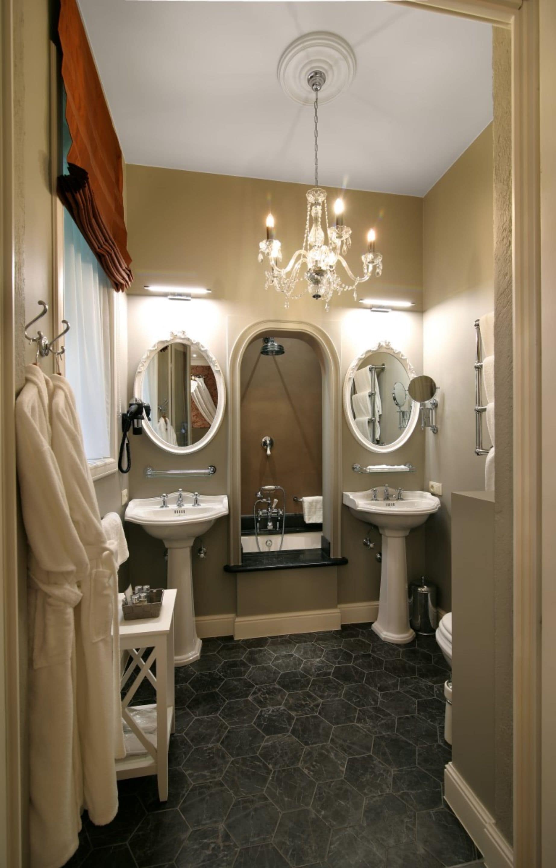 junior suite | bathroom | free toiletries, hair dryer, bathrobes, towels