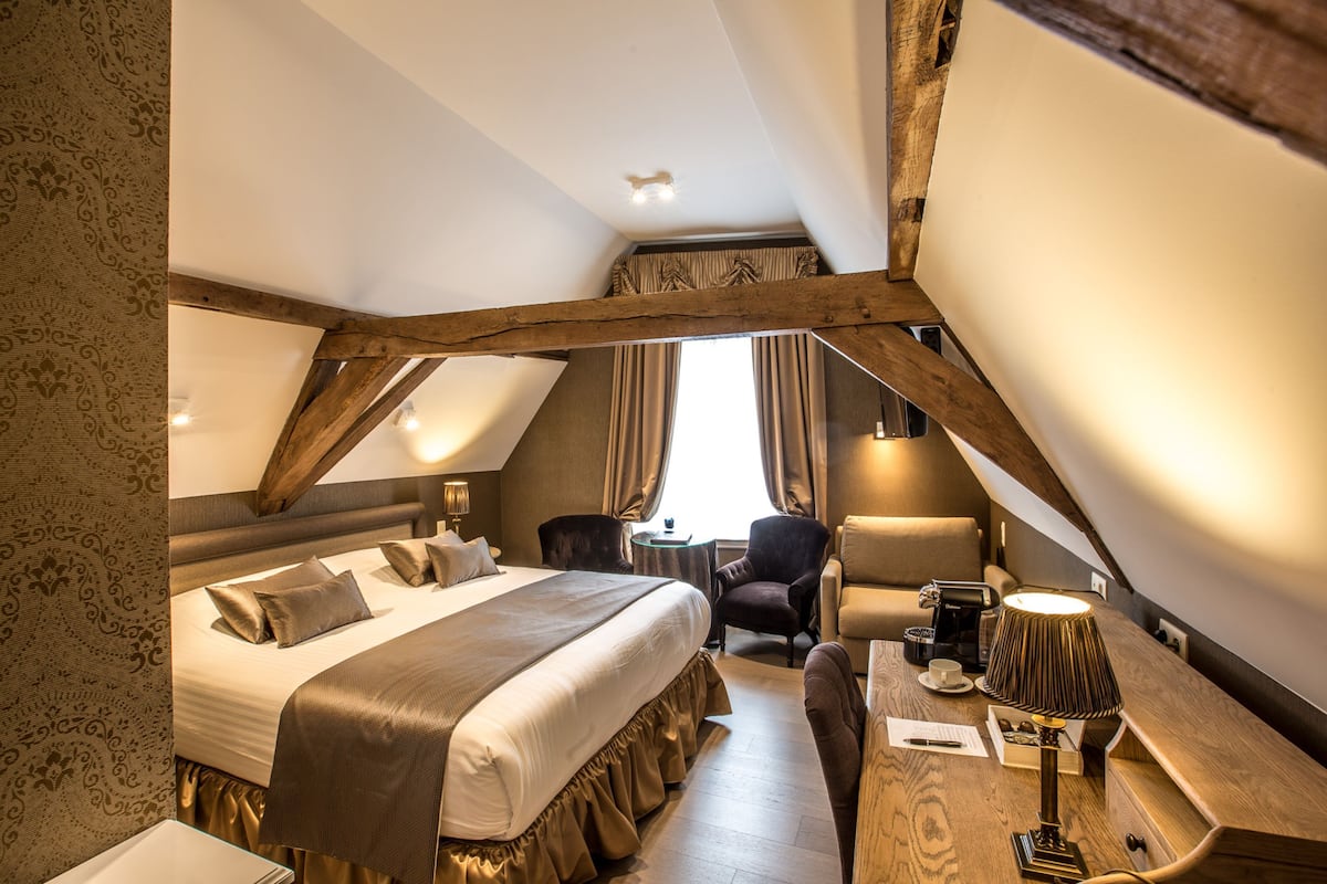 Classic Triple Room | 1 bedroom, premium bedding, minibar, in-room safe