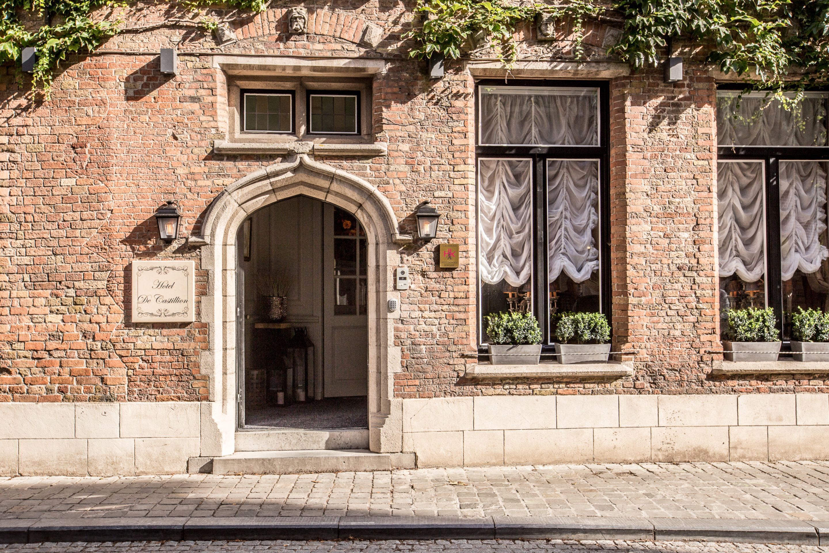 Il s’agit d’un bâtiment historique à la façade en briques, doté d’une entrée en arc de cercle et d’une enseigne indiquant qu’il s’agit d’un hôtel.
