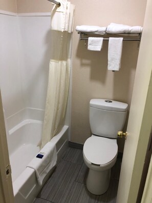 Shower, free toiletries, towels - Crossroads Inn (Lebanon)
