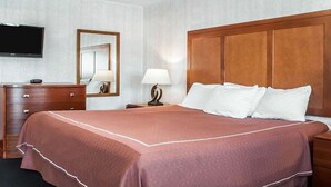 Desk, iron/ironing board, WiFi (free), bed sheets - Castle Inn & Suites (Niagara Falls)