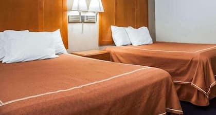 Castle Inn & Suites