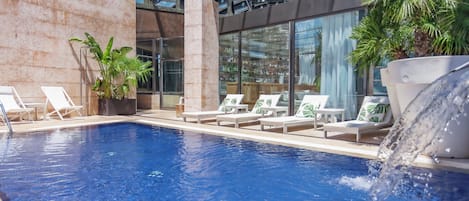 Kauden mukainen ulkouima-allas, aurinkotuoleja