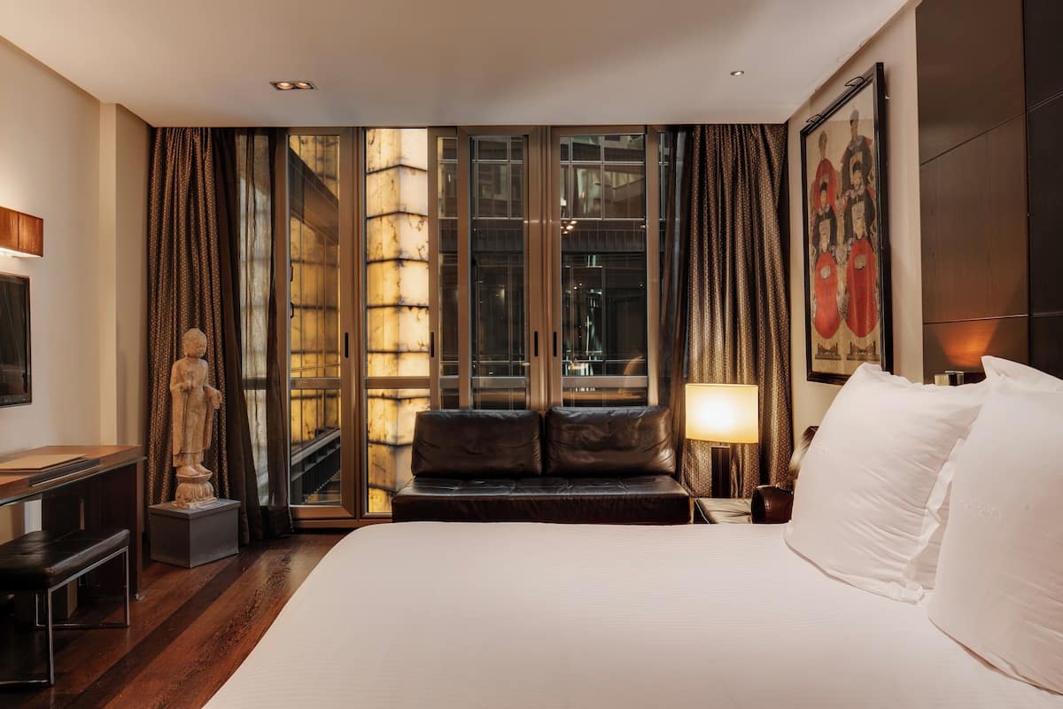 Bộ đồ giường cao cấp, minibar với thức ăn, đồ uống miễn phí