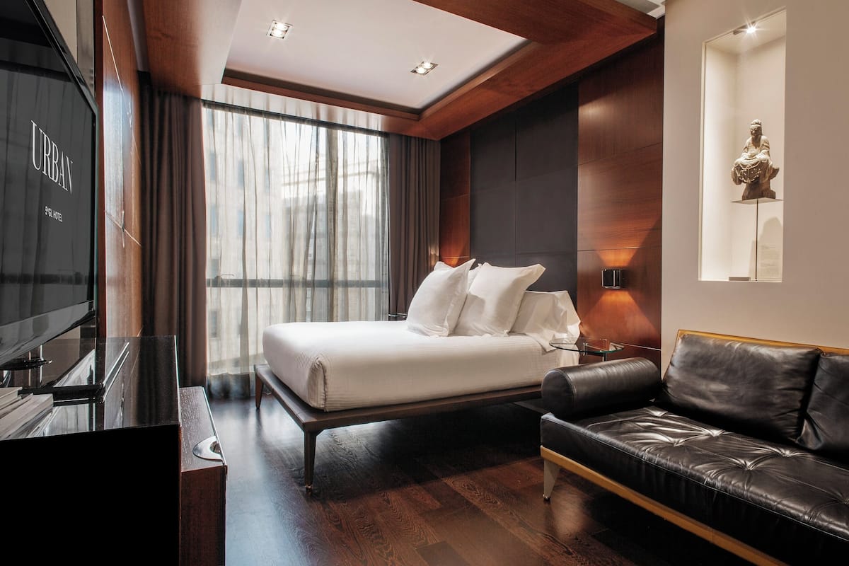 Bộ đồ giường cao cấp, minibar với thức ăn, đồ uống miễn phí